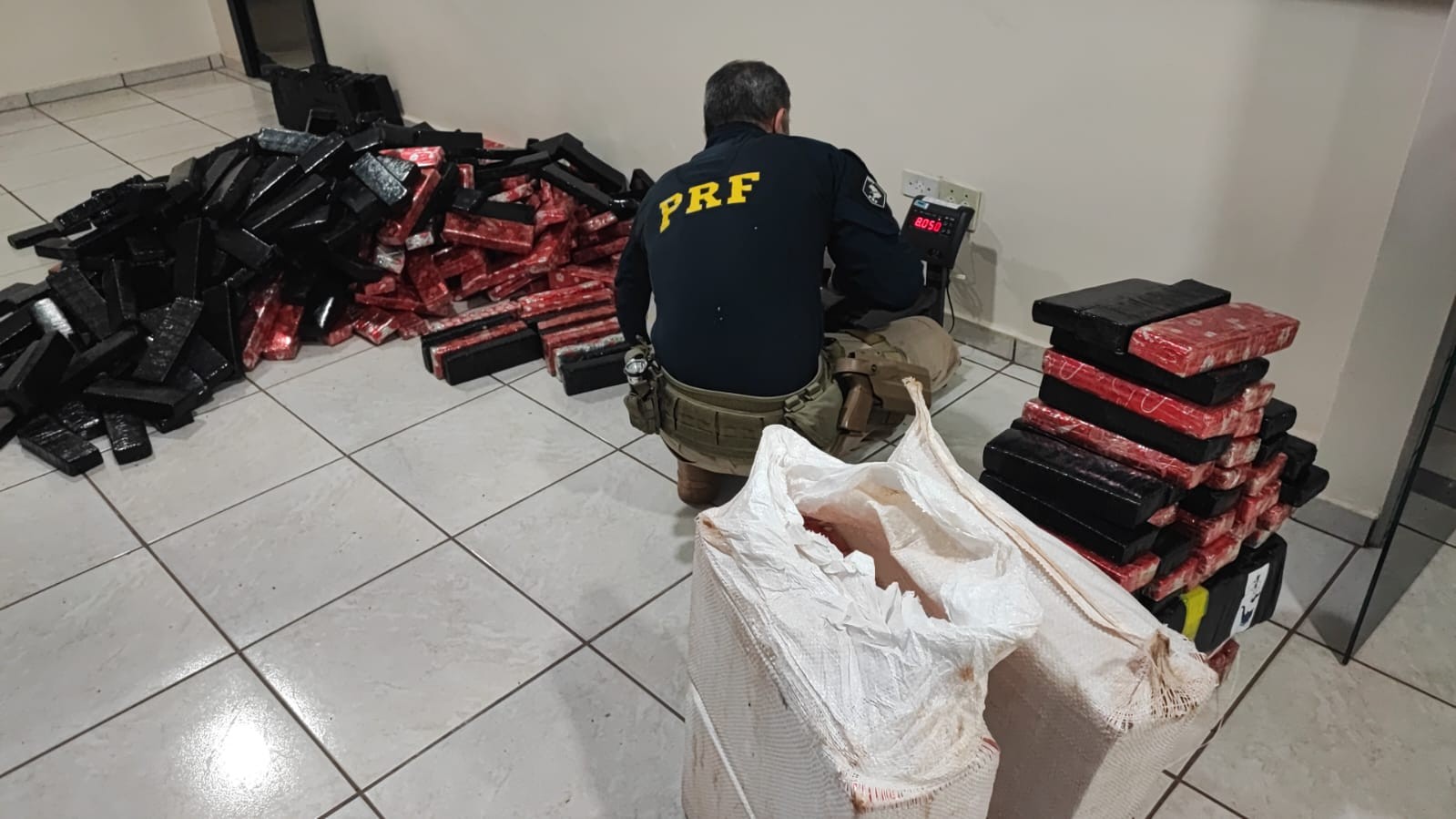 PRF apreende carro carregado com maconha em Presidente Castelo Branco