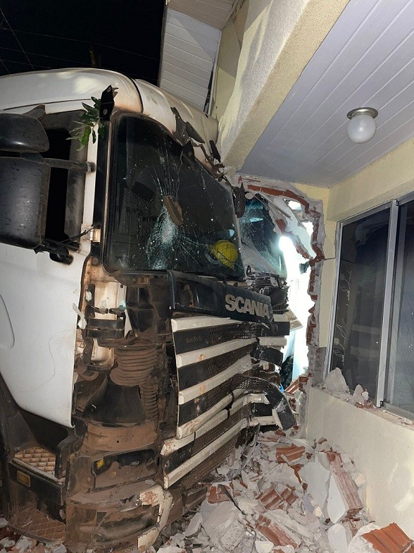 Caminhão desgovernado bate em carro e invade casa