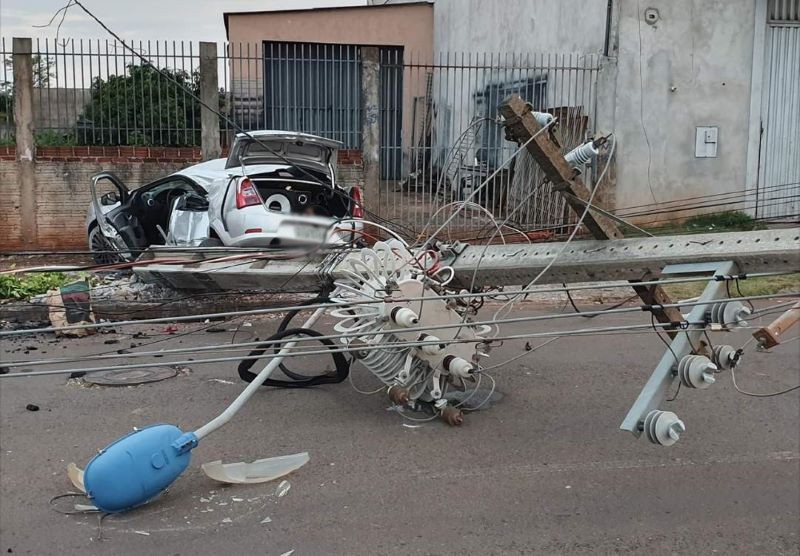 Carro derruba sete postes de energia elétrica em Maringá