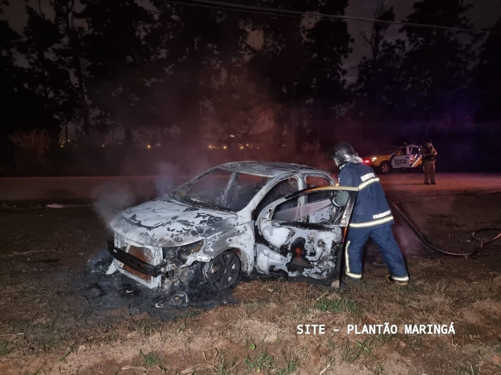 Família tem carro atingido por bala perdida durante tiroteio em Maringá