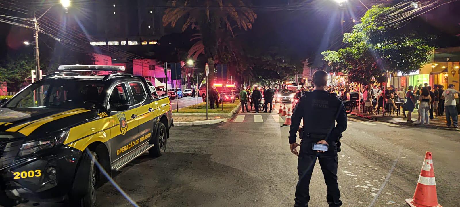 27 veículos são removidos e 80 multas aplicadas em fiscalização