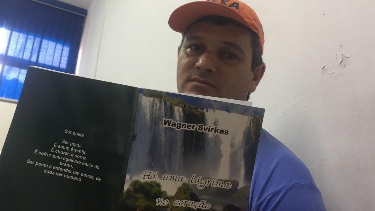 Gari que lia livros jogados no lixo vira escritor