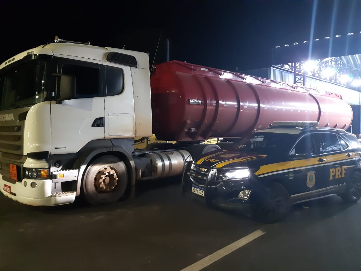 PRF liberta motorista de carreta que estava refém de assaltante