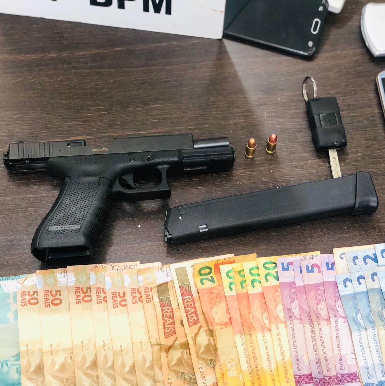 Cinco pessoas são presas com arma, munição e droga em Maringá
