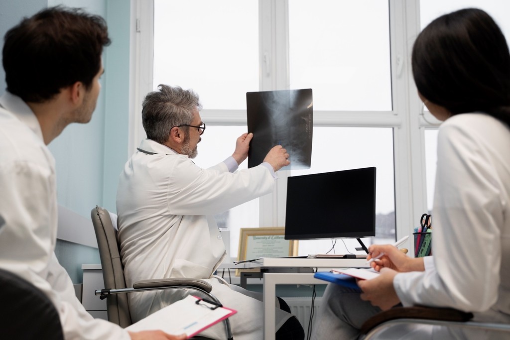 UEM contrata professor temporário com salário de até R$ 9 mil