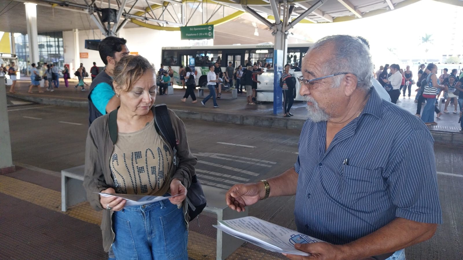 Sindicato distribui panfletos no Terminal Urbano pedindo respeito aos motoristas