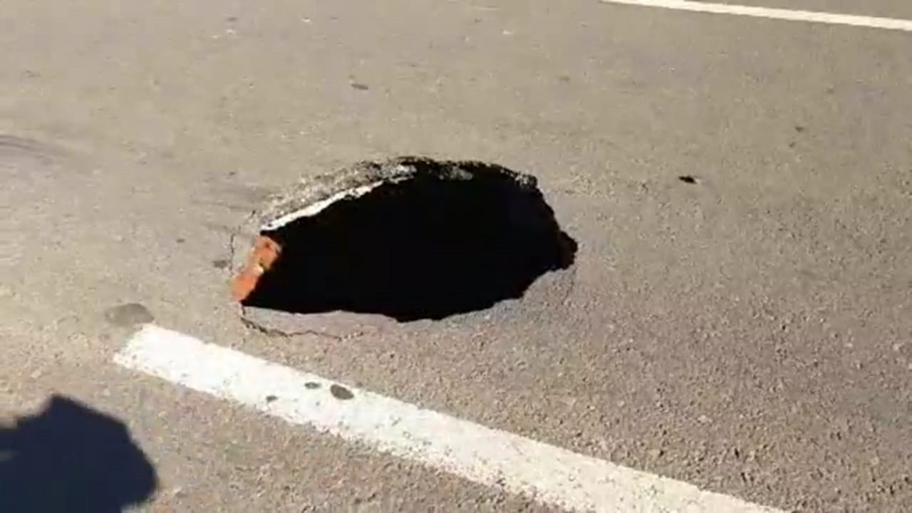 Buraco se abre na Avenida Colombo e trecho é interditado