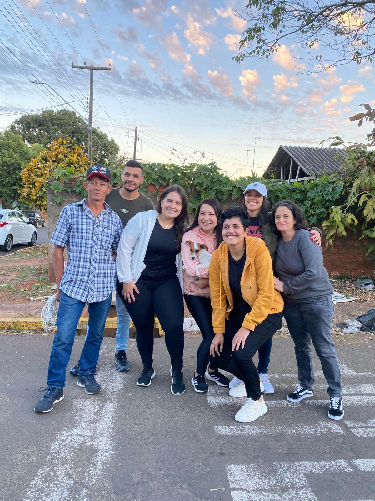 Voluntárias e vizinhos que se revezaram durante oito dias para resgatar cadelinha. Foto: arquivo pessoal