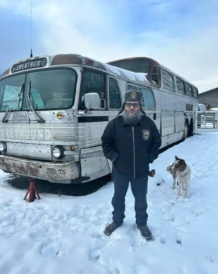 Morador de Maringá recupera ônibus raro comprado nos EUA e se prepara para voltar à cidade com veículo