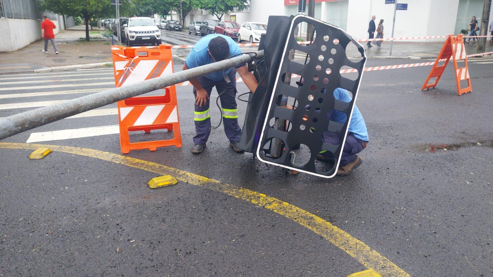 Caminhão derruba sinaleiro no cruzamento da Neo Alves e Getúlio Vargas