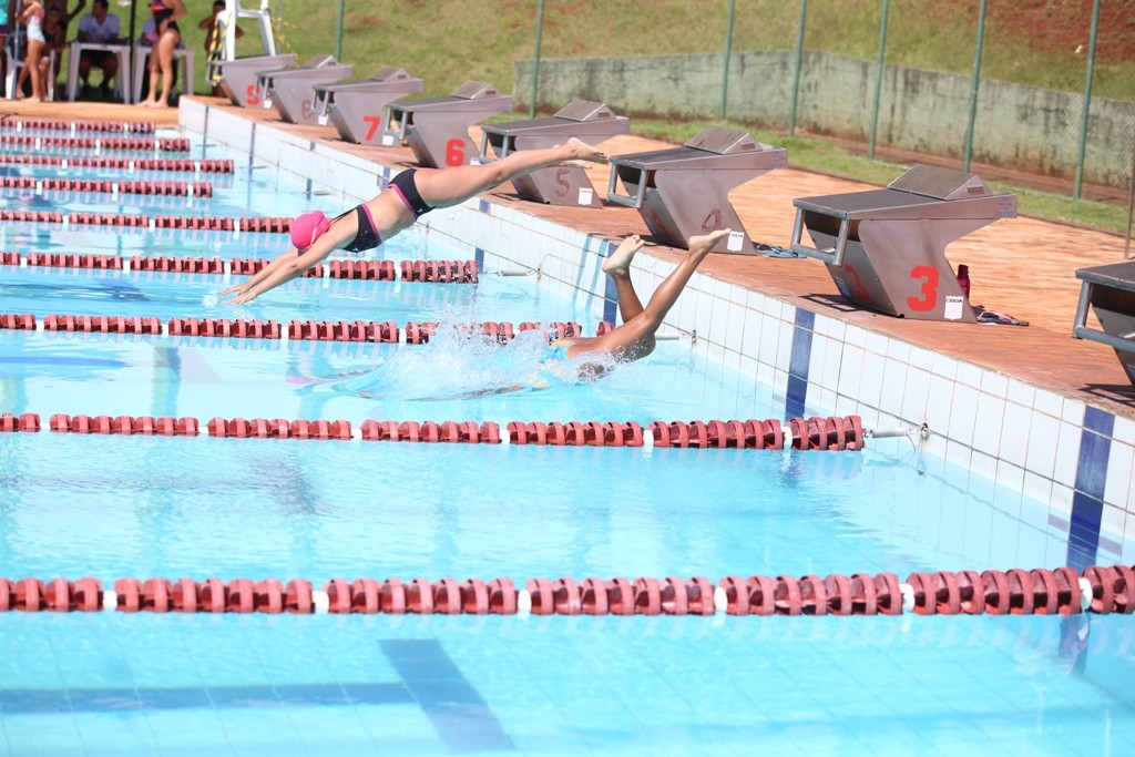 Centros Esportivos de Maringá abrem vagas para aulas de natação e hidroginástica