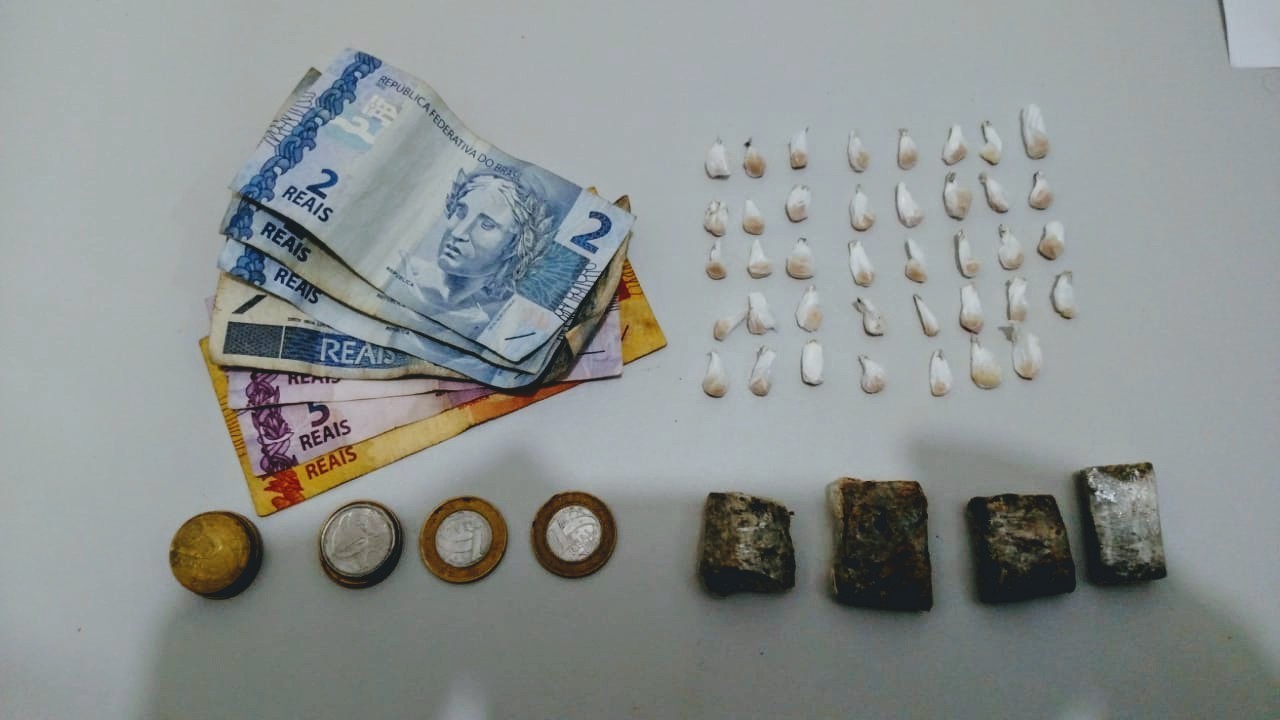 PM apreende adolescentes e prende homem por tráfico de drogas
