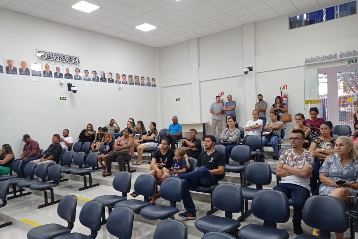 Pais fazem manifestação na Câmara por causa de demora nos reparos em escola