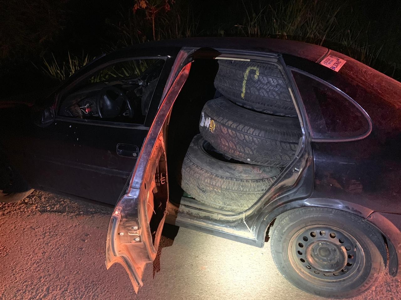 Polícia apreende pneus contrabandeados dentro de veículo