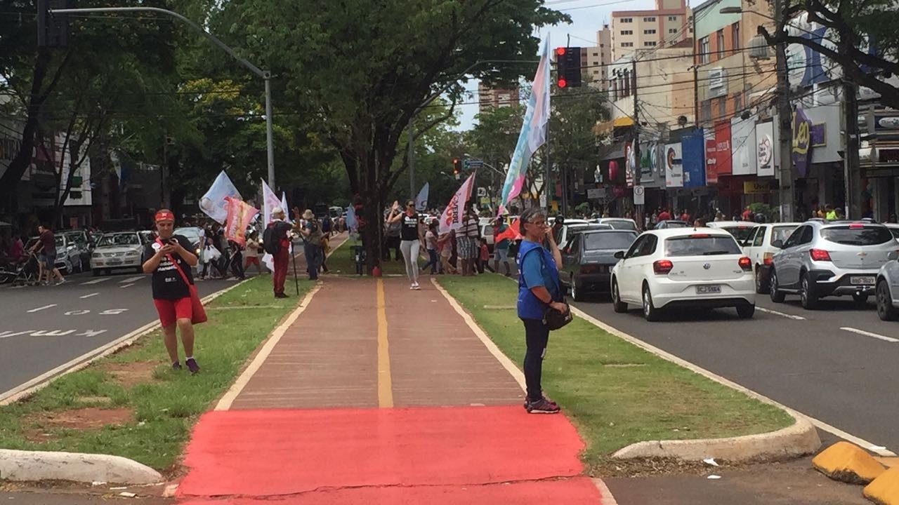 Cabos eleitorais lotam ruas de Maringá com bandeiras de candidatos