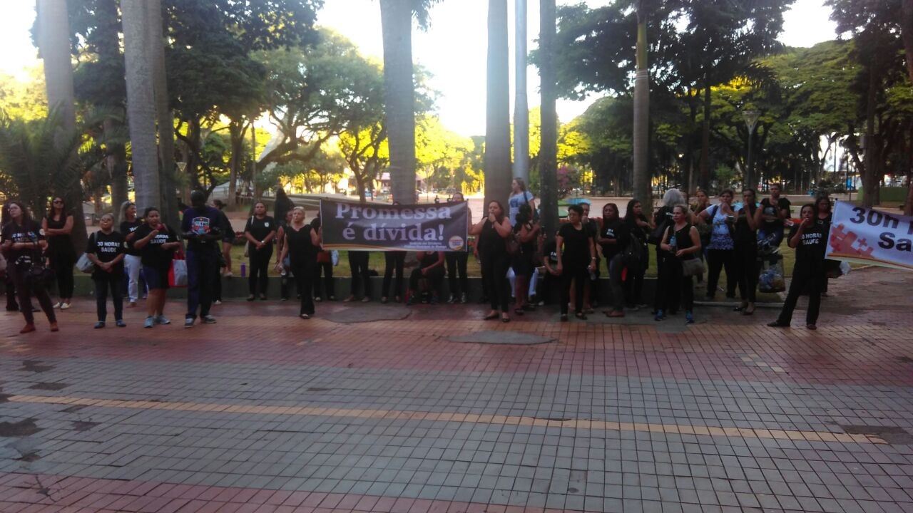 Servidores da Saúde protestam em frente à prefeitura de Maringá