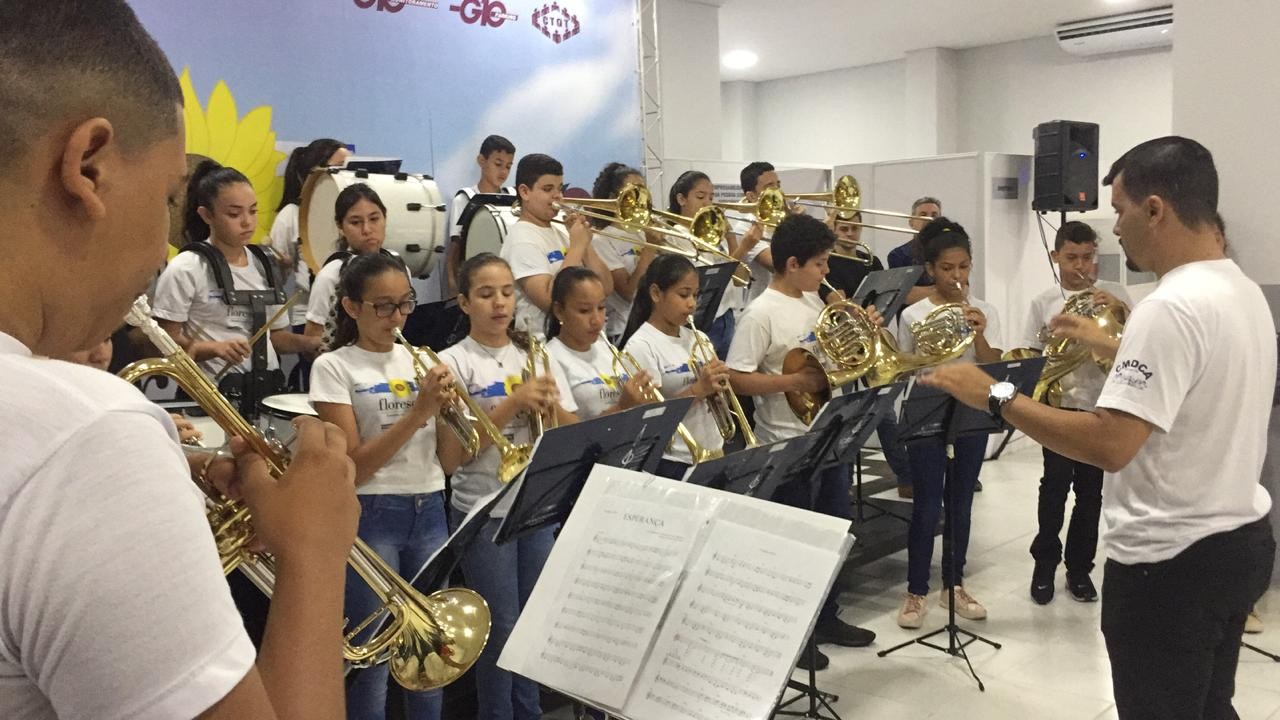 Projeto leva música e esperança para desempregados em Maringá