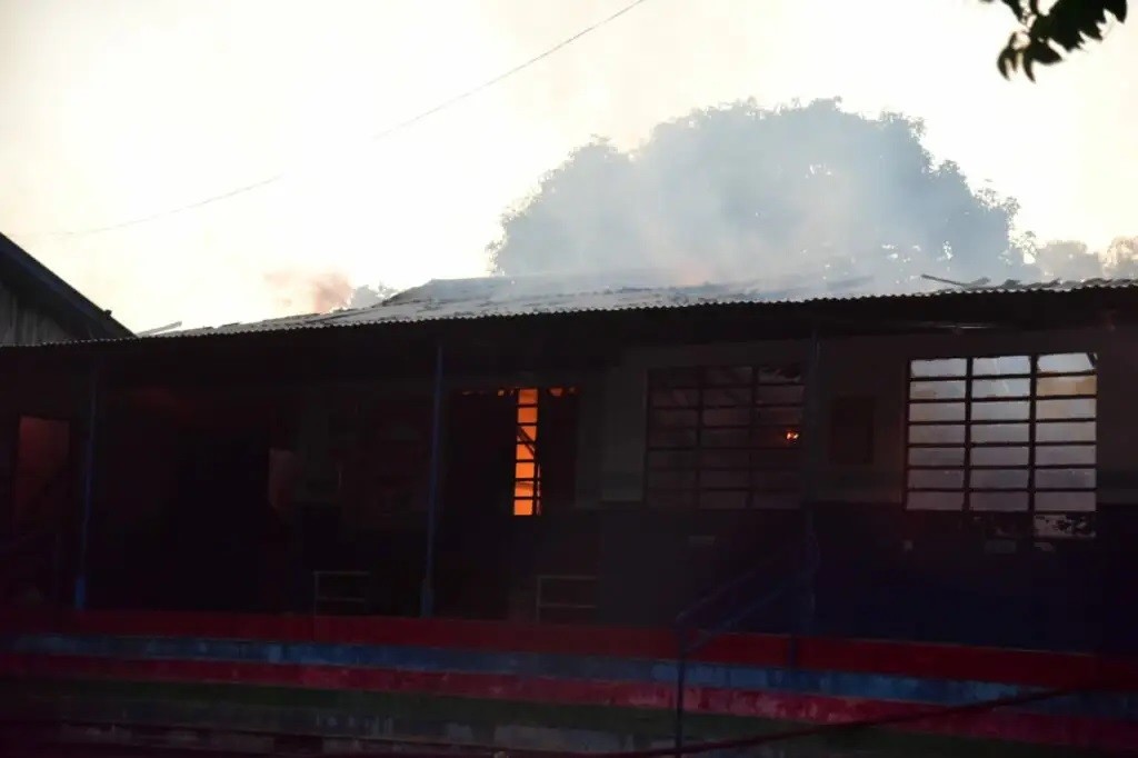 Incêndio atinge escola municipal em Cruzeiro do Oeste