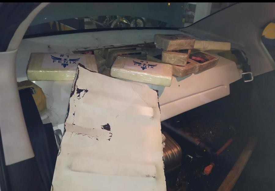 Pais e filho de 7 anos são levados à delegacia após polícia encontrar drogas no carro da família