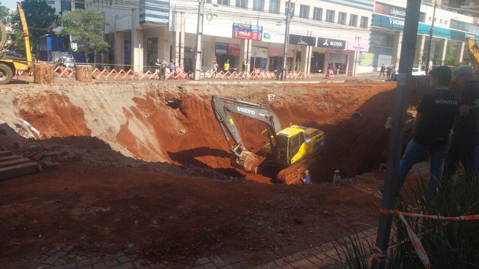 Obras de reparo seguem nesta quinta-feira (16) e nova estrutura é instalada