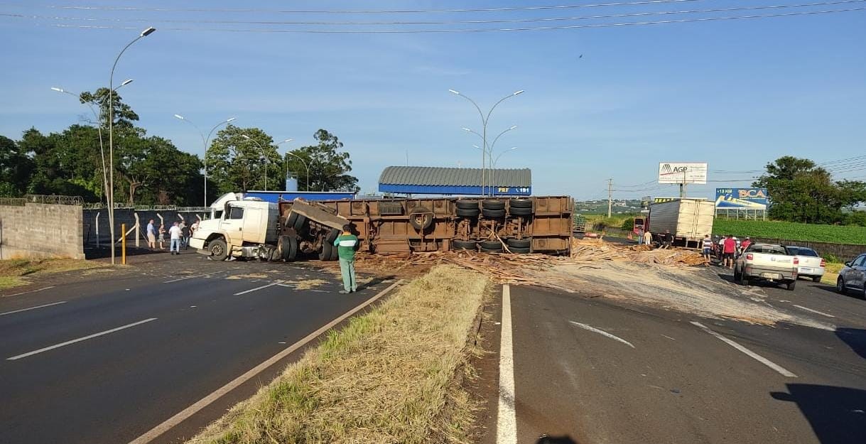 Carreta tomba em frente unidade da PRF em Mandaguari