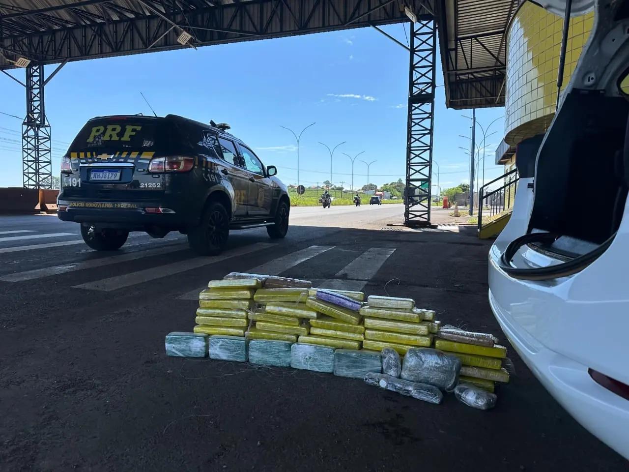 Drogas e anabolizantes são encontrados escondidos no teto de veículo na BR-376