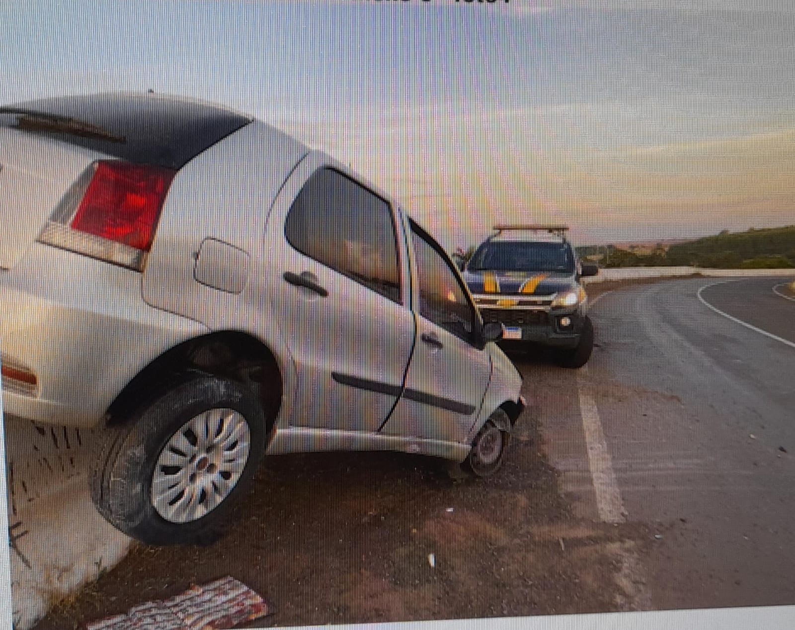 Carro com registro de furto bate e fica ‘pendurado’ em viaduto de Maringá