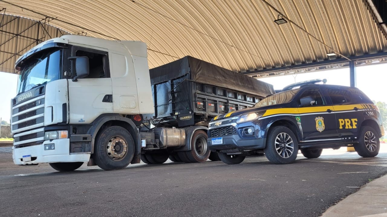 Carreta carregada com 600 mil maços de cigarros é apreendida