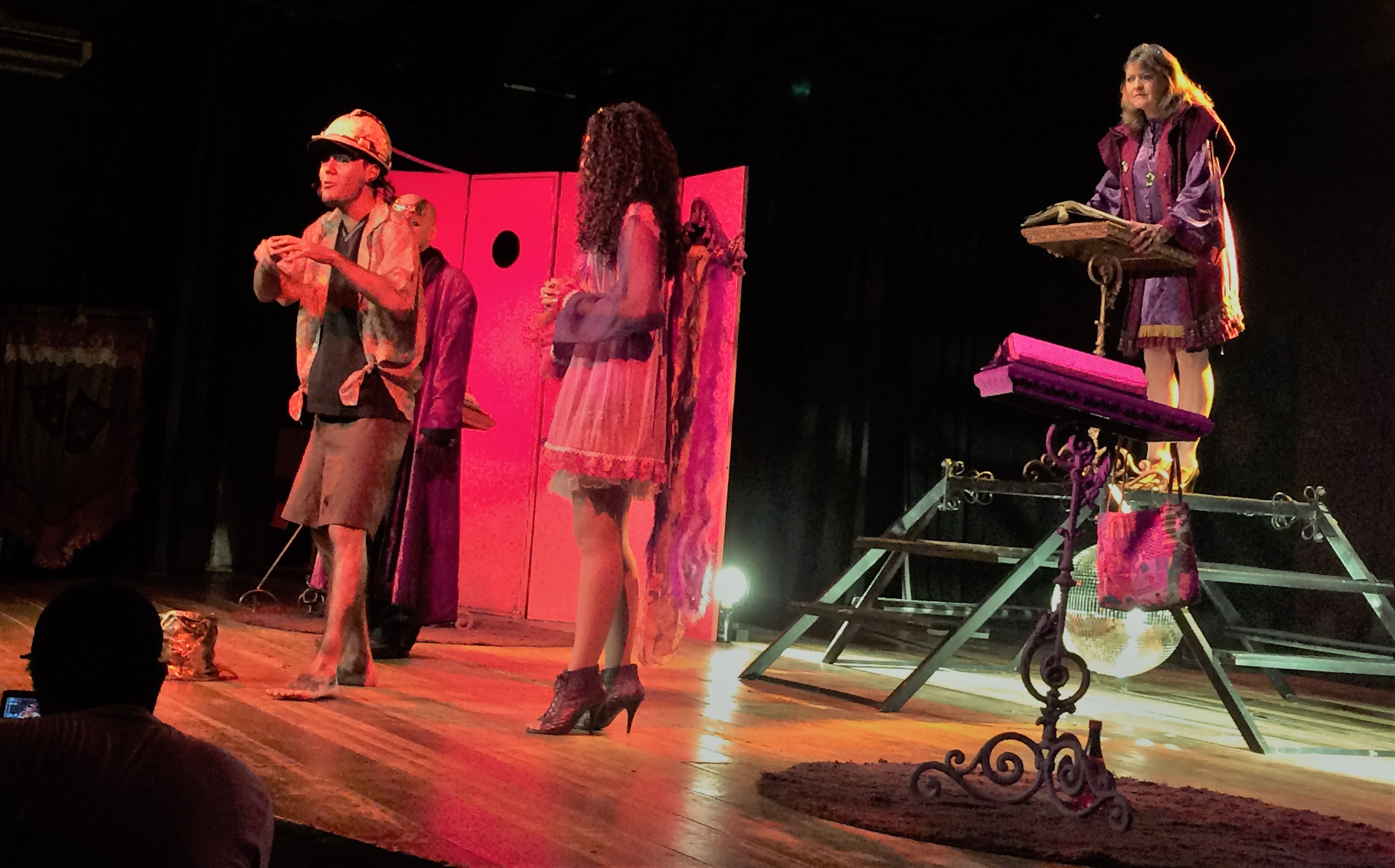 Peça teatral “Auto da Barca do Fisco” comemora aniversário com turnê