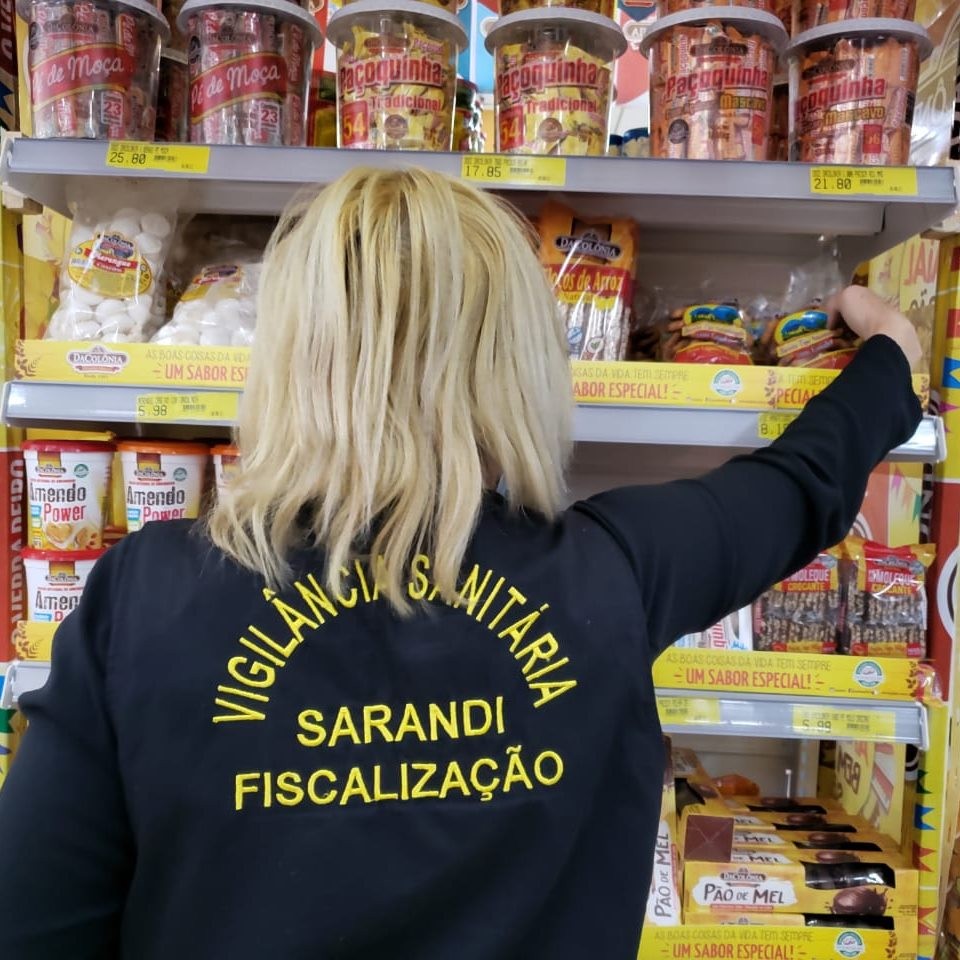 60 kg de embutidos vencidos ou com fungos são apreendidos em supermercado