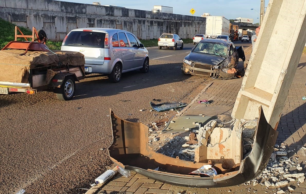 Motorista bate na traseira de veículo, arranca placa e quebra poste em Maringá