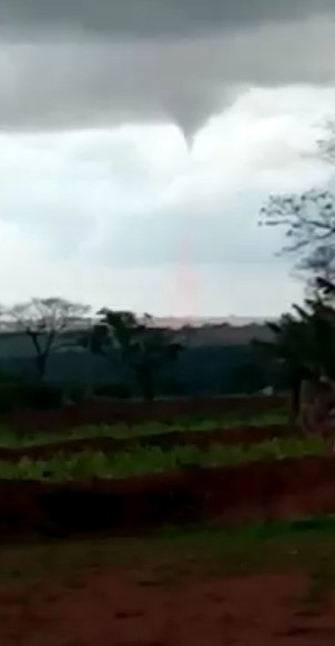 Tornado é filmado por moradores da região; assista ao vídeo