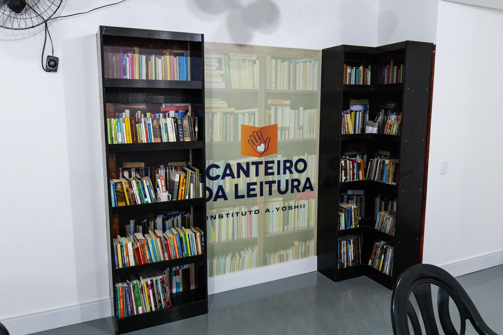Construtora monta bibliotecas em canteiros de obra