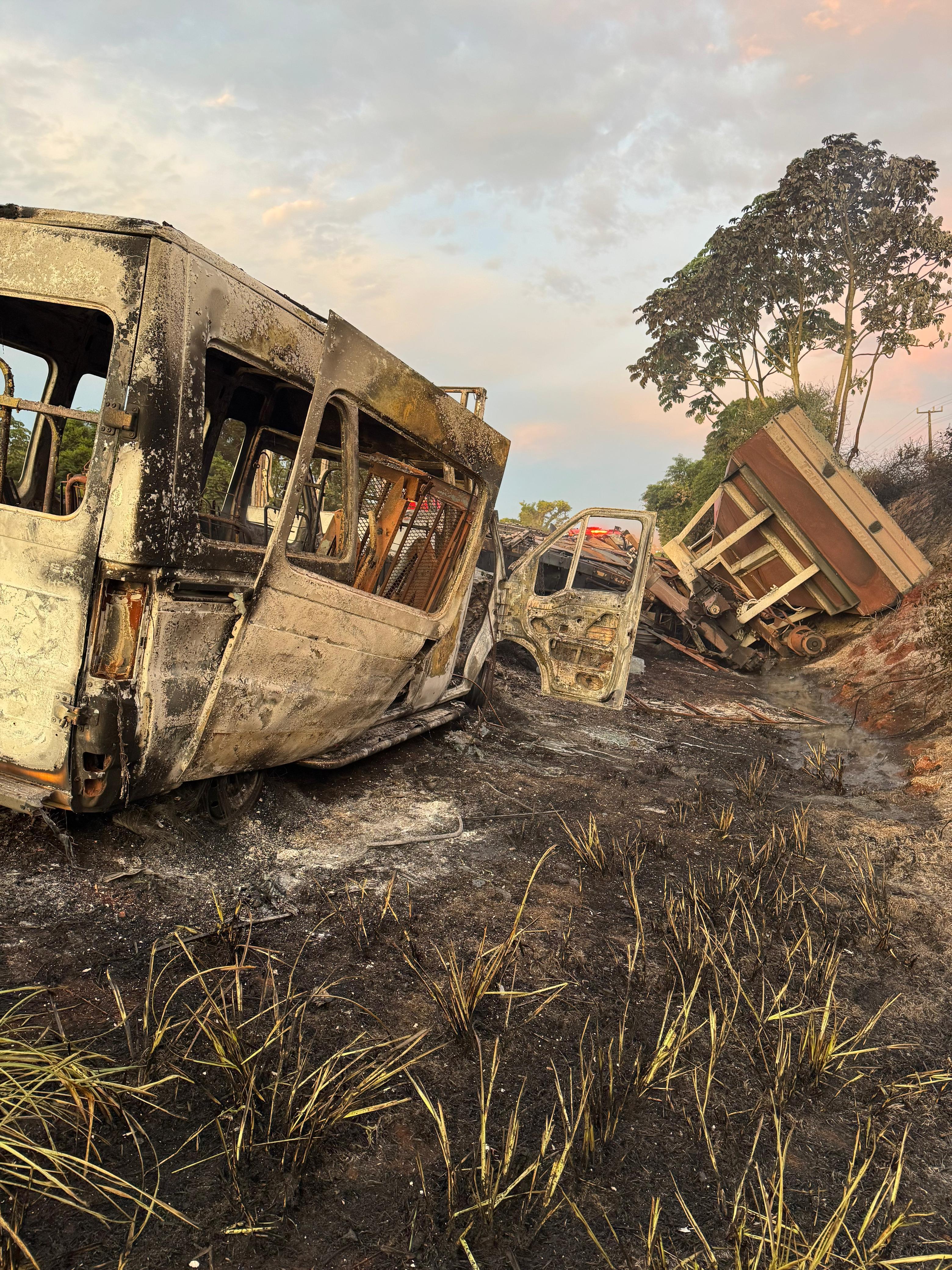 Carreta, caminhão e van batem na BR-369 e pegam fogo