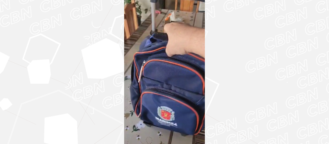 Mochila e estojo da rede municipal de ensino são encontrados em lixeira