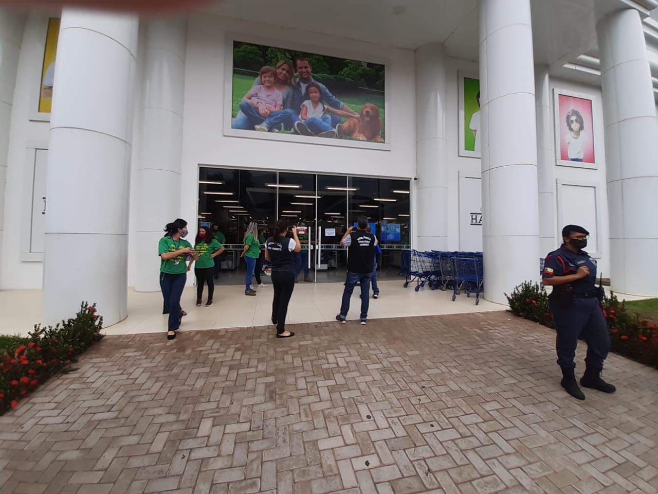 Loja de departamento é interditada pela fiscalização em Maringá