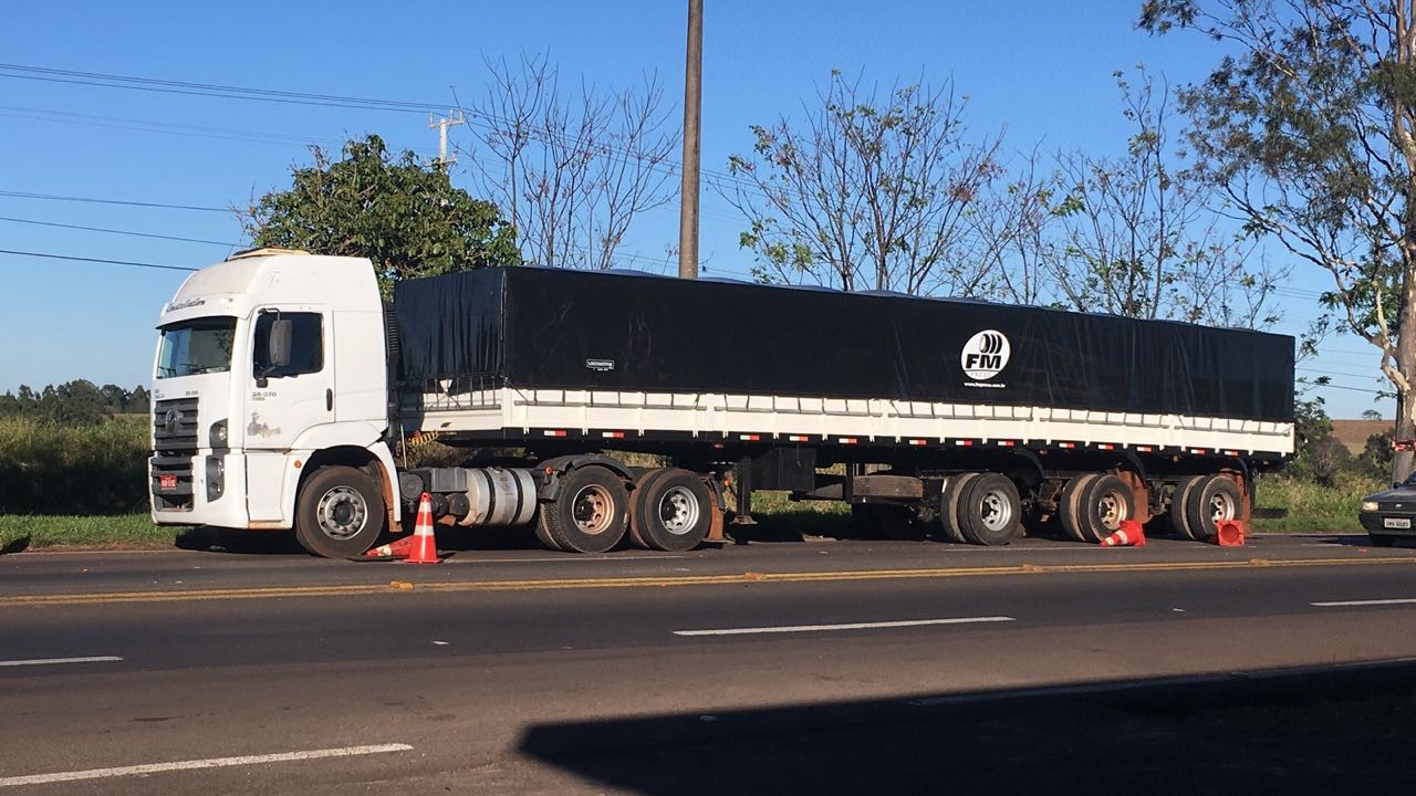 Polícia Federal apreende carreta com 900 caixas de cigarro