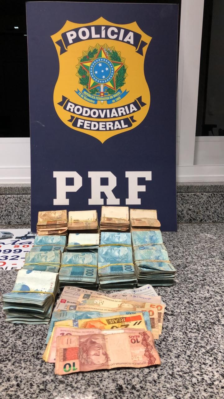 PRF apreende R$ 138 mil escondidos em compartimento de veículo