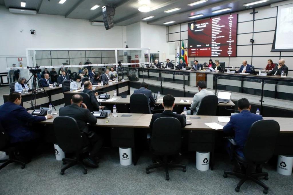 Câmara de Maringá autoriza viagem de Silvio à Colômbia por 13 votos favoráveis e cinco contrários