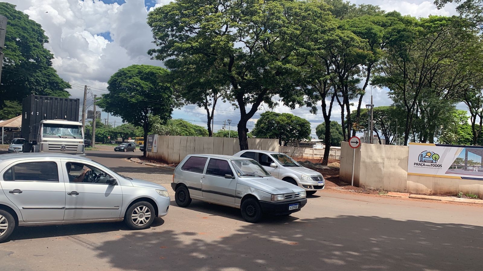 Motoristas reclamam do trânsito por causa da obra na Praça Ivaí em Maringá