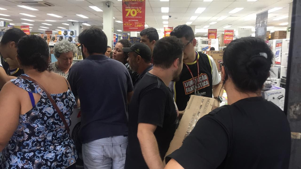 Consumidores passam a noite na fila para aproveitar ofertas