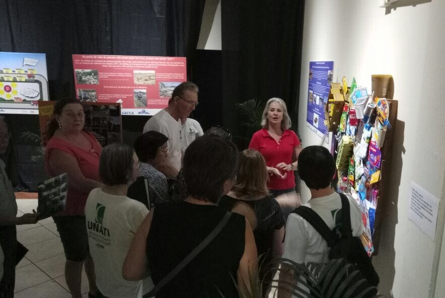 Exposição chama a atenção da população para coleta seletiva e logística reversa em Maringá