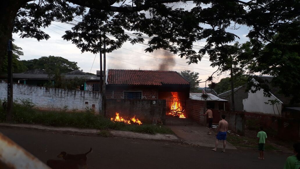 Casa pega fogo no Jardim Hortência I