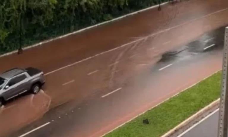 Chuva intensa provoca alagamento no entorno do Parque do Ingá; Simepar registra 23 mm