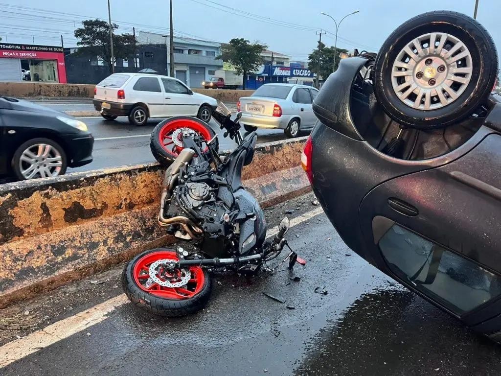 Motorista perde o controle e capota carro na Avenida Colombo, em Maringá