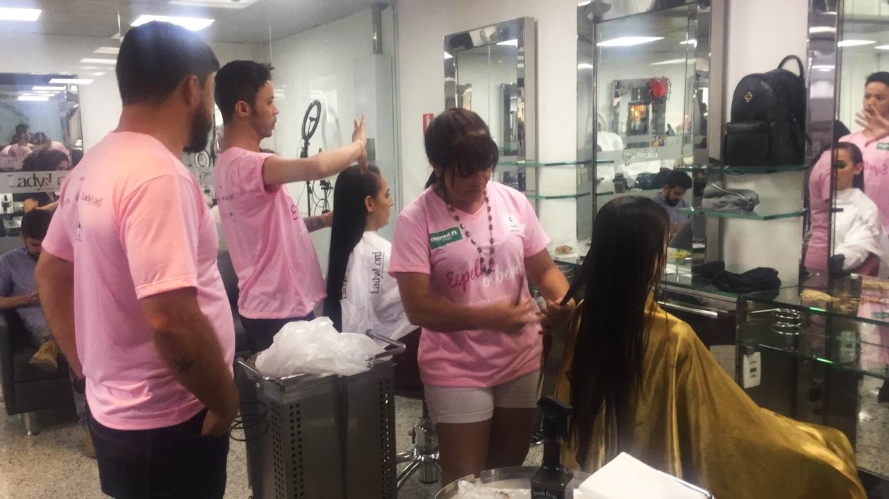 Mulheres cortam o cabelo pelo bem de outras mulheres