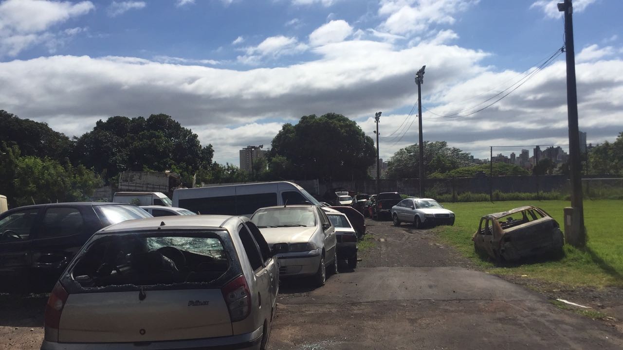 Carros apreendidos até na porta da delegacia