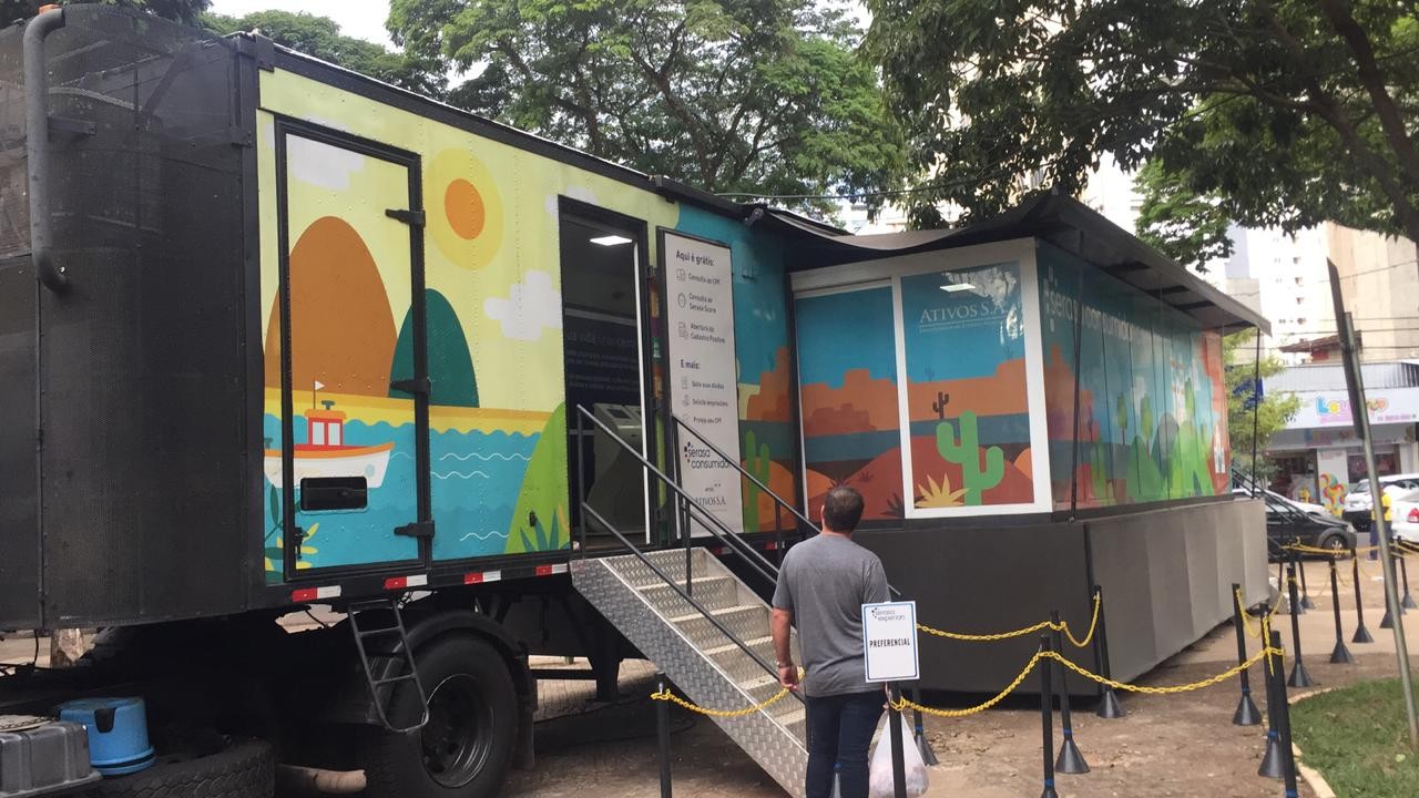 Caminhão itinerante tira dúvidas, negocia dívidas e dá dicas de educação financeira