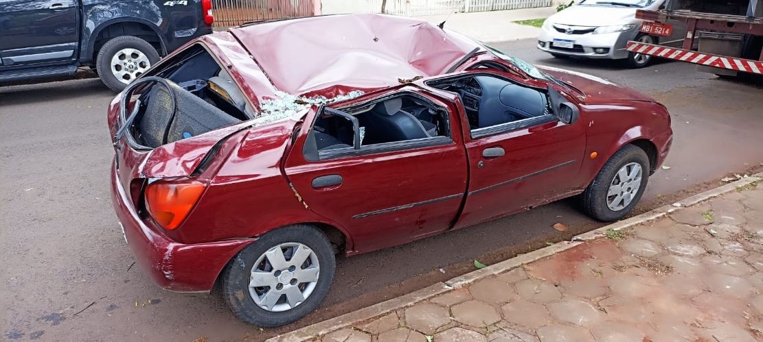 Carro atingido por árvore é furtado e usado para arrombar loja em Maringá; vídeos