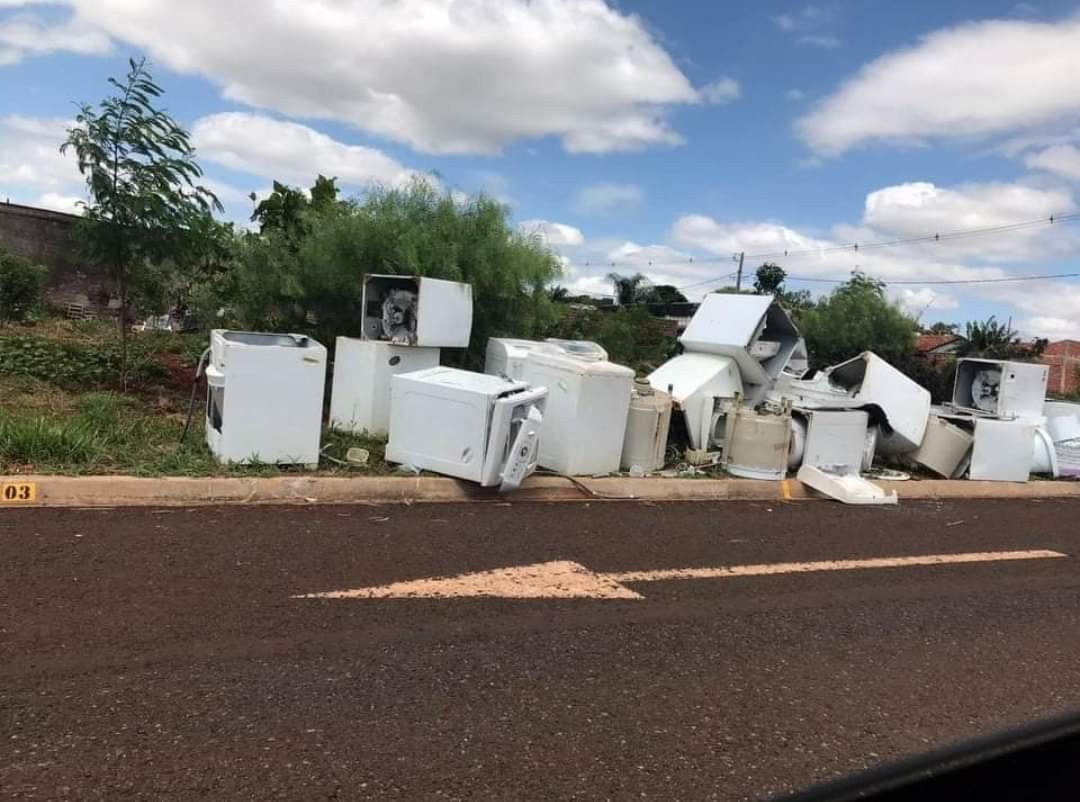 Meio Ambiente tenta descobrir quem descartou dezenas de máquinas de lavar